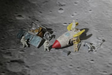 ay yüzeyinde Uzay yürüyüşü figürü