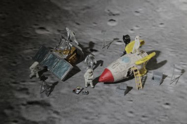 ay yüzeyinde Uzay yürüyüşü figürü