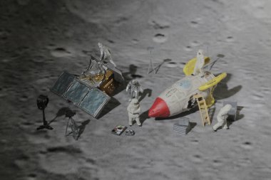 ay yüzeyinde Uzay yürüyüşü figürü