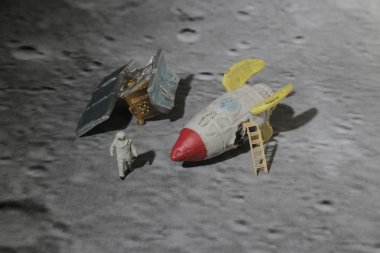 ay yüzeyinde Uzay yürüyüşü figürü