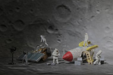 ay yüzeyinde Uzay yürüyüşü figürü