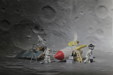 ay yüzeyinde Uzay yürüyüşü figürü