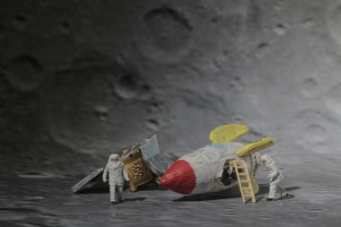 ay yüzeyinde Uzay yürüyüşü figürü