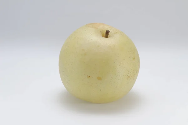 Egy japán almás körte, körte. Gyönyörű, lédús gyümölcságak — Stock Fotó