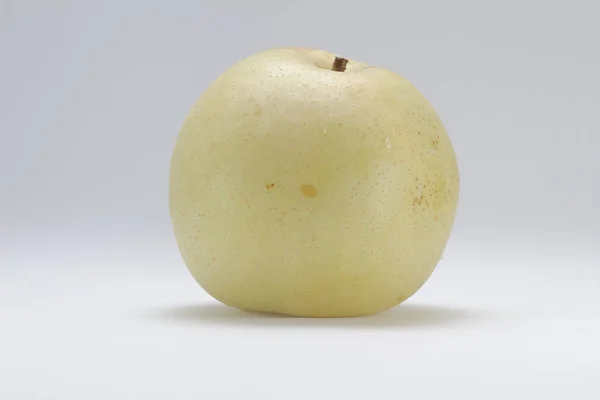 Japońska gruszka jabłkowa, gruszka. Piękne gałęzie z soczystymi owocami — Zdjęcie stockowe