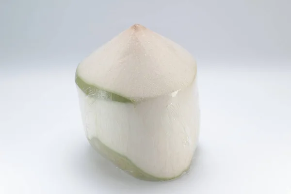 Eine grüne Kokosnuss isoliert auf weißem Hintergrund — Stockfoto