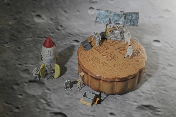 En rolig rymdman gå på månen tårta — Stockfoto