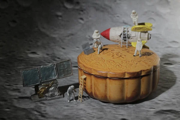 En rolig rymdman gå på månen tårta — Stockfoto