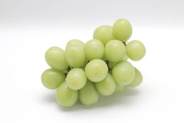 Beyaz arka zemin üzerinde izole taze yeşil üzüm.