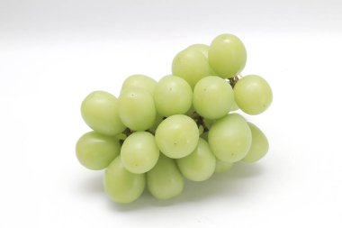 Beyaz arka zemin üzerinde izole taze yeşil üzüm.