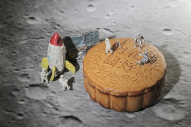 uzay erkekler eğlenceli ay pasta üzerinde yürümek