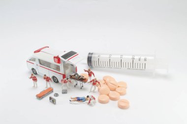 beyaz arka zemin üzerinde izole ilk yardım insanların bir rakam.