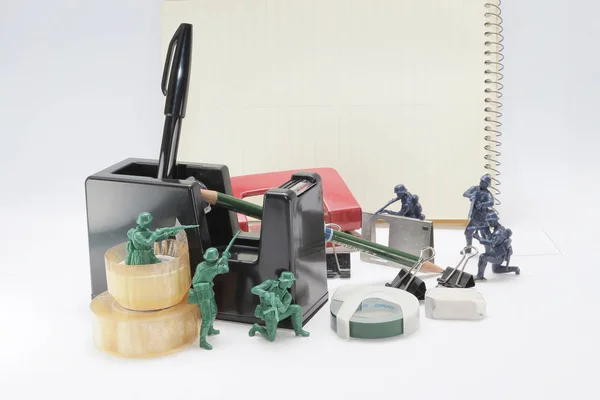 Uma diversão do exército verde na guerra de artigos de papelaria — Fotografia de Stock