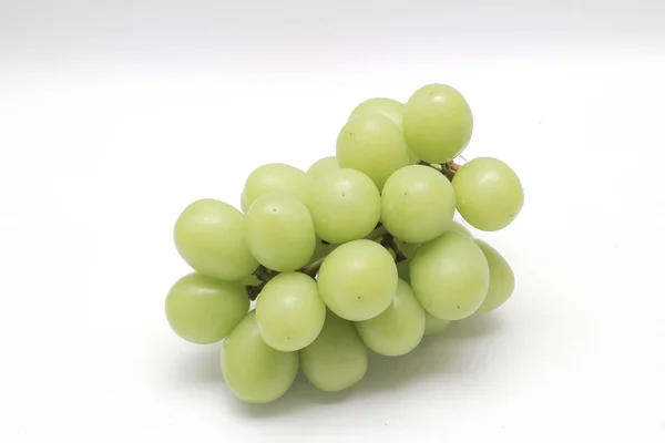 Свежий зеленый виноград, изолированный на белом фоне . — стоковое фото