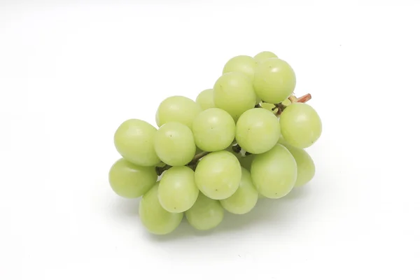 A świeże zielone winogrona izolowane na białym podłożu. — Zdjęcie stockowe