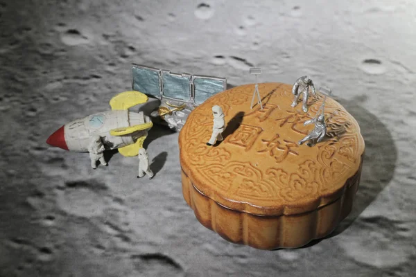 Kul med rymden män gå på Månen tårta — Stockfoto