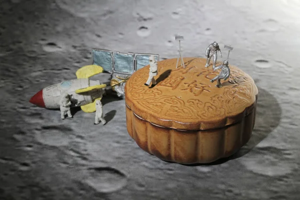 Kul med rymden män gå på Månen tårta — Stockfoto