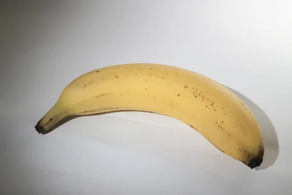 La fruta amarilla del plátano aisló la comida en blanco — Foto de Stock
