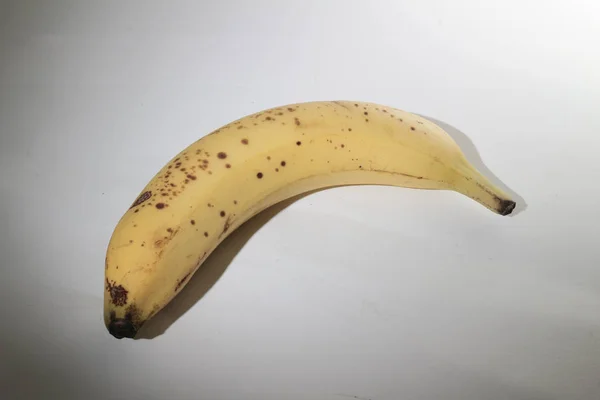 La fruta amarilla del plátano aisló la comida en blanco — Foto de Stock