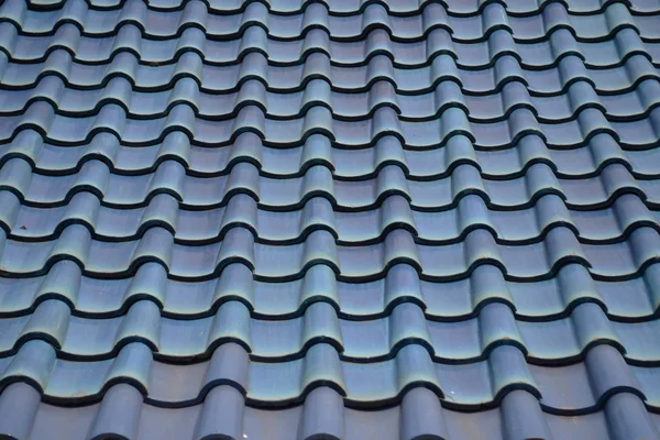 En byggarbetsplats takläggning svart kakel på närbild — Stockfoto
