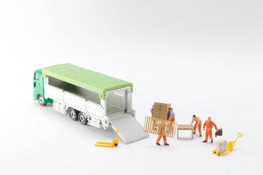 mini insanlar, işçiler yeni eve şeyler hareketli.