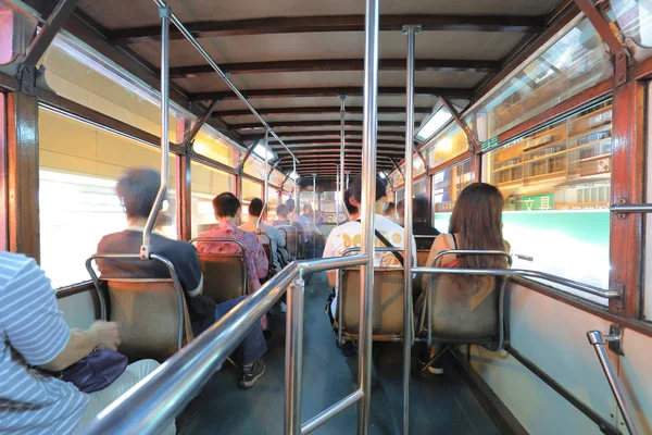 Nachtansicht der fahrenden Straßenbahn am Hongkong — Stockfoto