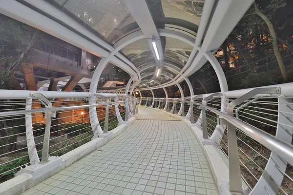 Una arquitectura futurista. Túnel con acera móvil . — Foto de Stock