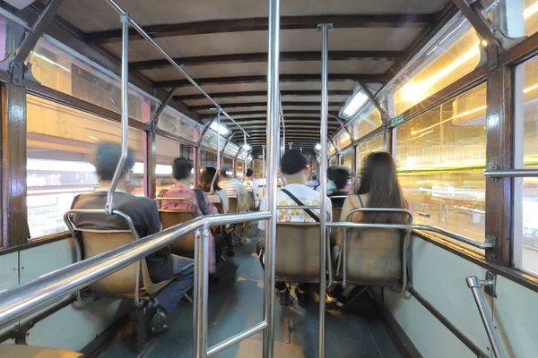 Ночной вид на движущийся трамвай в Гонконге — стоковое фото