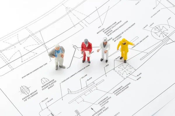 Un plano de dibujo con el mini trabajador de la figura — Foto de Stock