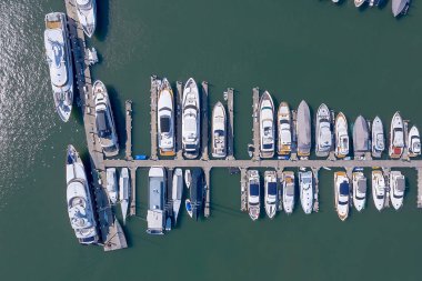 Drone havadan görünümü. Limanda yat park