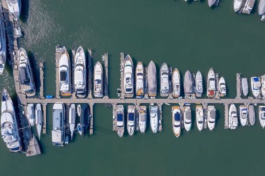 Drone havadan görünümü. Limanda yat park