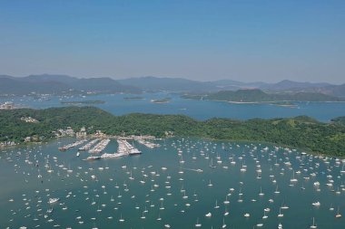 Drone havadan görünümü. Limanda yat park