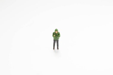 Beyaz tahtada bir mni figürü duruyor. 