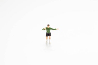 Beyaz tahtada bir mni figürü duruyor. 