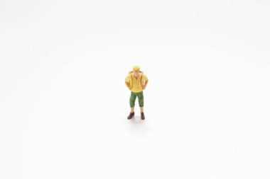 Beyaz tahtada bir mni figürü duruyor. 