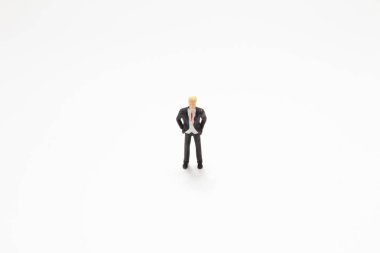 Beyaz tahtada bir mni figürü duruyor. 