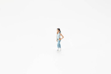 Beyaz tahtada bir mni figürü duruyor. 