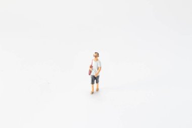 Beyaz tahtada bir mni figürü duruyor. 