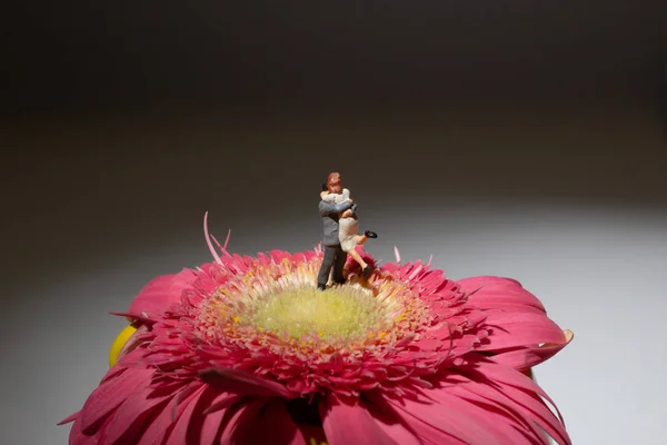 Um mini de figura de amante em flor — Fotografia de Stock