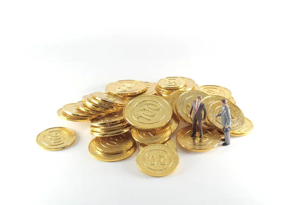 Μια επιχειρηματική φιγούρα στέκεται πάνω στα χρυσά νομίσματα — Φωτογραφία Αρχείου