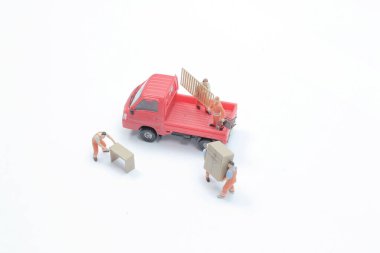 Küçük kamyonlu bir işçi figürü.