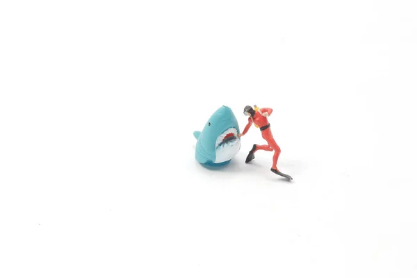 En mini Man figur dyk med Shark — Stockfoto