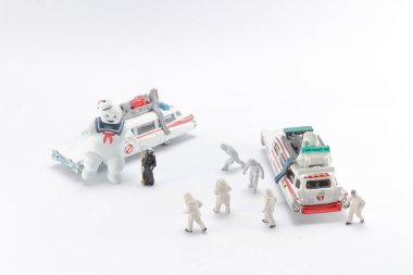 Beyaz arka plandaki hayalet avcılarının bir figürü.