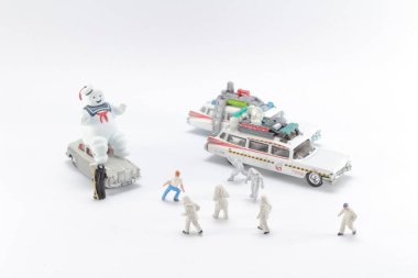 Beyaz arka plandaki hayalet avcılarının bir figürü.