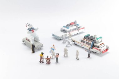 Beyaz arka plandaki hayalet avcılarının bir figürü.