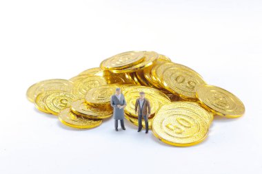 Altın sikkelerin üzerinde bir iş adamı duruyor.. 
