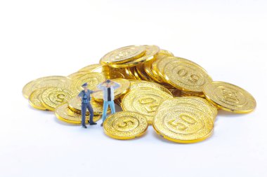 Küçük bir figürün hırsızlarını tutuklamaya çalışmak. 