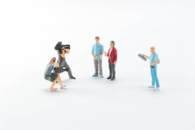 Bir olayı video kamerayla kaplayan mini bir figür