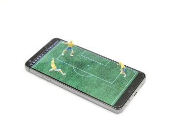 Cep telefonunda tenis oynayan mini figürler 