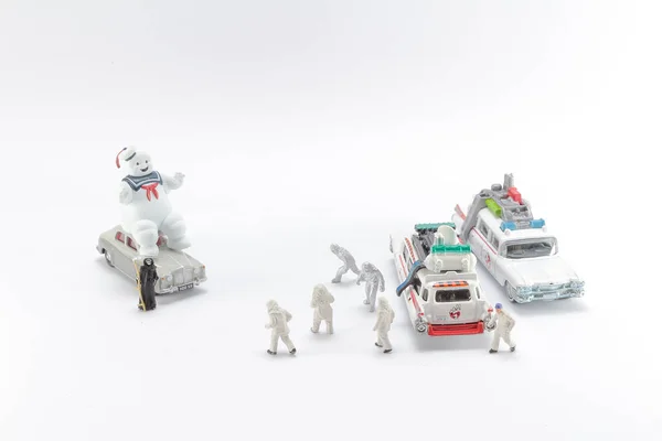 Um Figurines dos ghostbusters no chão traseiro branco — Fotografia de Stock
